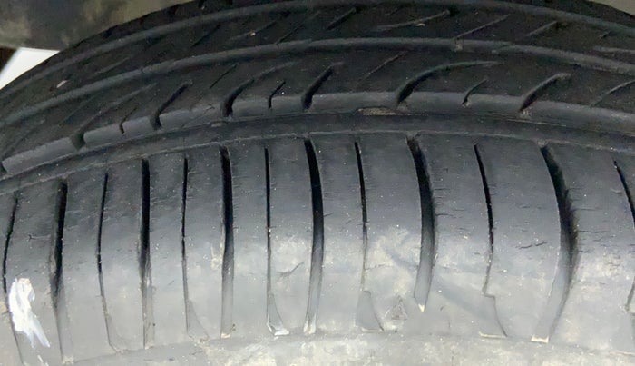 2016 Mahindra Kuv100 K2 PLUS 6 STR, CNG, Manual, 39,072 km, Left Front Tyre Tread