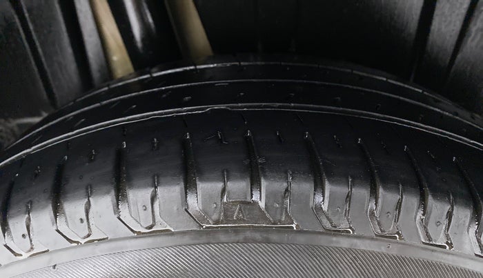 2019 Maruti XL6 ALPHA SHVS  MT, Petrol, Manual, 19,573 km, Right Rear Tyre Tread