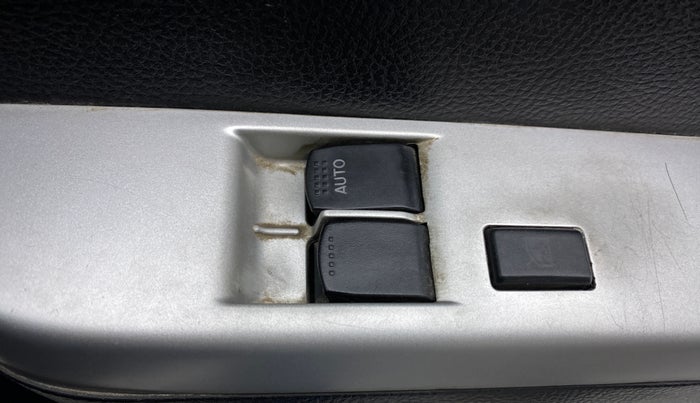 2014 Maruti Wagon R 1.0 LXI, Petrol, Manual, 59,169 km, Right front window switch / handle - Minor damage