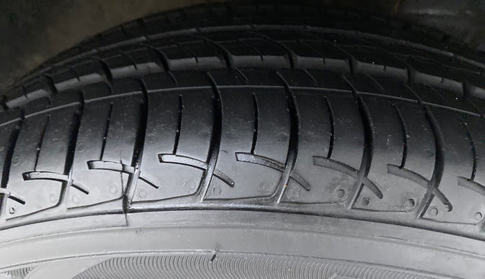 2015 Toyota Etios CROSS G, Petrol, Manual, 52,880 km, Right Front Tyre Tread