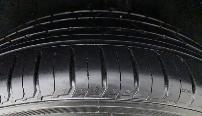 2016 Maruti Vitara Brezza ZDI PLUS DUAL TONE, Diesel, Manual, 57,838 km, Right Rear Tyre Tread