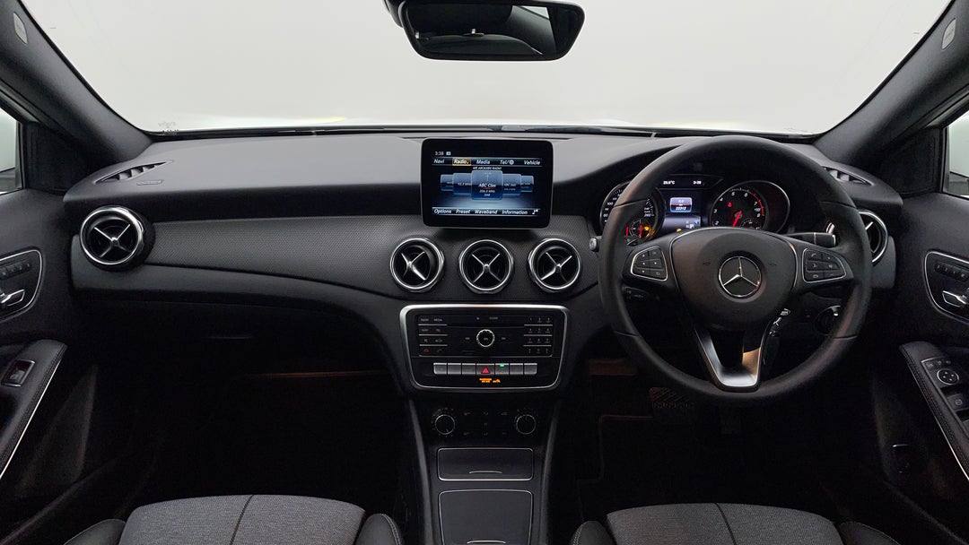 2019 Mercedes-benz GLA 180, Automatic, 22312 km, Dashboard View
