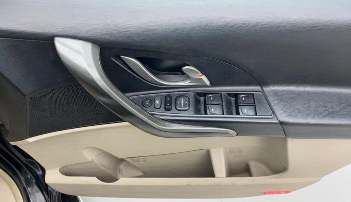2016 Mahindra XUV500 W10 FWD, Diesel, Manual, 63,531 km, Driver Side Door Panels Control
