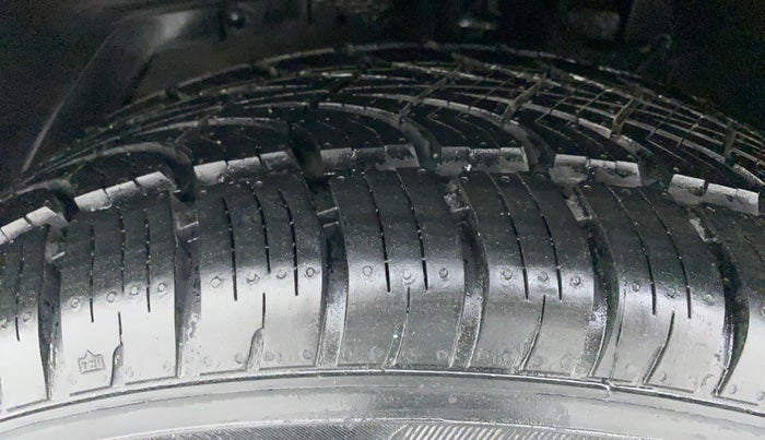 2016 Mahindra XUV500 W10 FWD, Diesel, Manual, 63,531 km, Left Front Tyre Tread