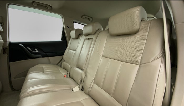 2016 Mahindra XUV500 W10 FWD, Diesel, Manual, 63,531 km, Right Side Rear Door Cabin