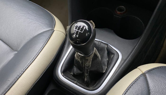 2012 Volkswagen Polo HIGHLINE1.2L DIESEL, Diesel, Manual, 85,034 km, Gear lever - Boot cover slightly torn