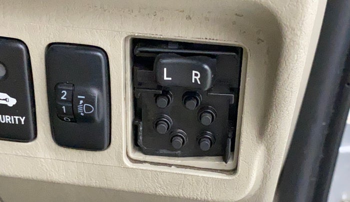 2014 Toyota Innova 2.5 GX 7 STR LIMITED EDITION, Diesel, Manual, 85,512 km, Right rear-view mirror - ORVM switch has minor damage
