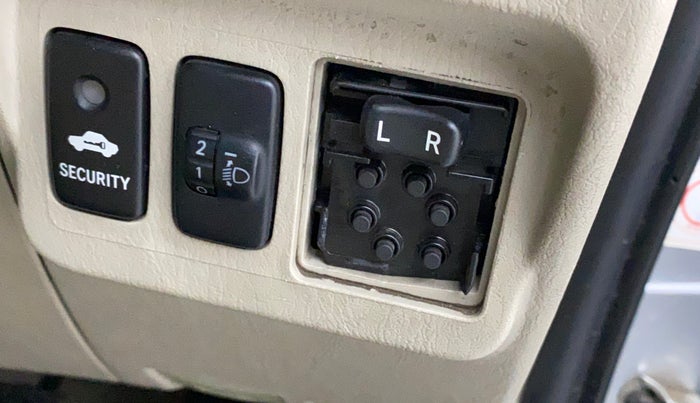 2014 Toyota Innova 2.5 GX 7 STR LIMITED EDITION, Diesel, Manual, 85,512 km, Left rear-view mirror - ORVM switch has minor damage