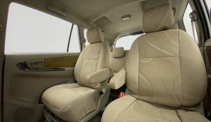 2014 Toyota Innova 2.5 GX 7 STR LIMITED EDITION, Diesel, Manual, 85,512 km, Right Side Rear Door Cabin