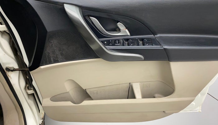 2017 Mahindra XUV500 W6, Diesel, Manual, 90,963 km, Driver Side Door Panels Control