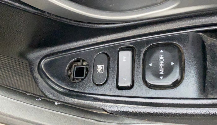 2017 Mahindra XUV500 W6, Diesel, Manual, 90,963 km, Right rear-view mirror - ORVM switch has minor damage