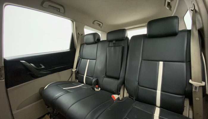 2017 Mahindra XUV500 W6, Diesel, Manual, 91,168 km, Right Side Rear Door Cabin