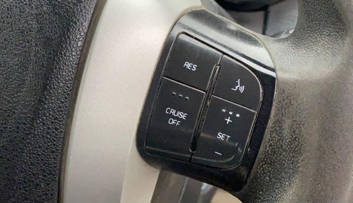 2017 Mahindra XUV500 W6, Diesel, Manual, 91,168 km, Steering wheel - Cruise control light not working