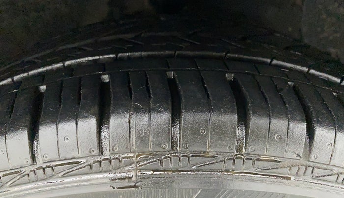 2017 Hyundai Grand i10 MAGNA 1.2 VTVT, CNG, Manual, 89,749 km, Right Front Tyre Tread