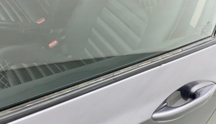 2017 Hyundai Grand i10 MAGNA 1.2 VTVT, CNG, Manual, 89,749 km, Front passenger door - Weather strip has minor damage