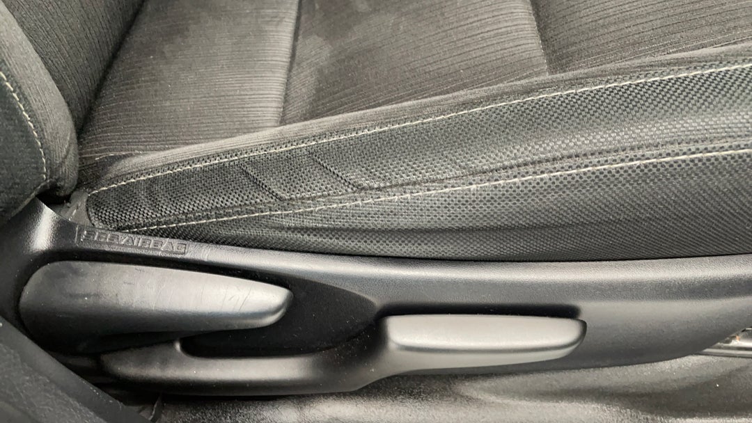 2017 Toyota Hilux Sr Hi-rider, Automatic, 98988 km, Driver Side Seat Adjustment Panel