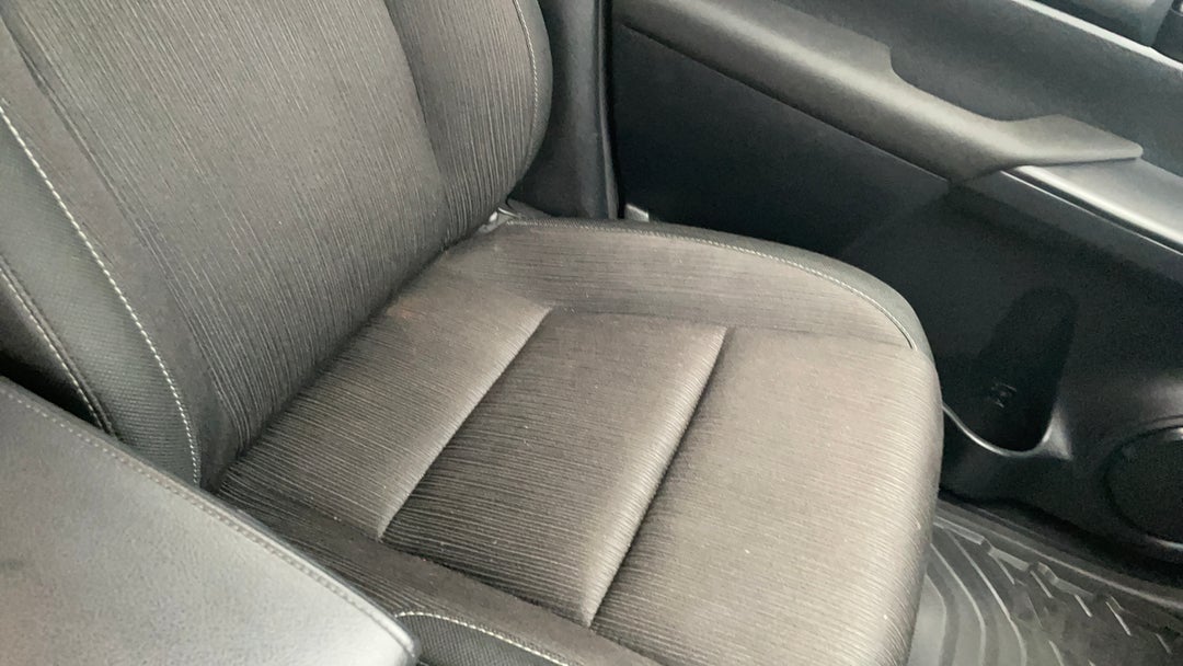 2017 Toyota Hilux Sr Hi-rider, Automatic, 98988 km, Seats Front LHS Stain