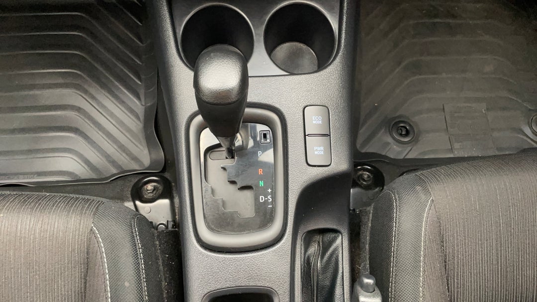 2017 Toyota Hilux Sr Hi-rider, Automatic, 98988 km, Gear Lever