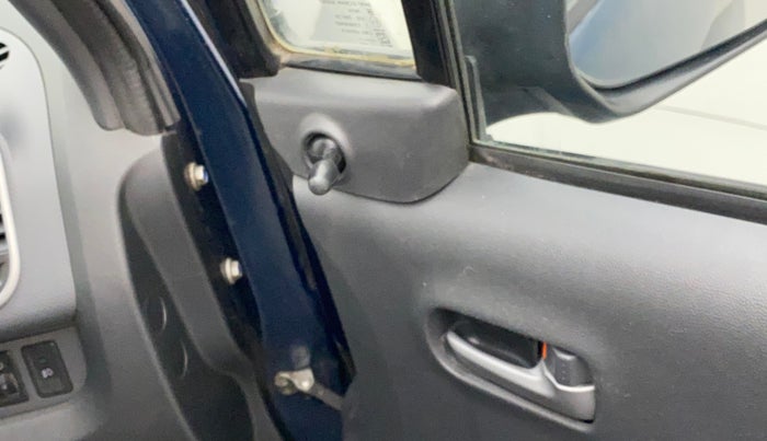 2011 Maruti Ritz VXI, Petrol, Manual, 82,043 km, Right rear-view mirror - ORVM knob broken and not working
