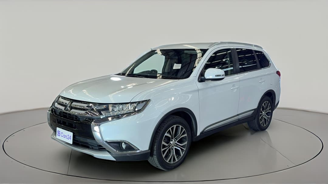 2016 Mitsubishi Outlander Ls (4x4), Automatic, 93604 km, Left Front Diagonal (45- Degree) View