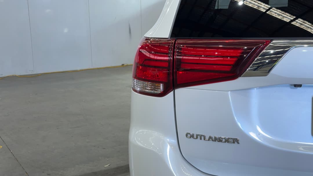 2016 Mitsubishi Outlander Ls (4x4), Automatic, 93604 km, Badge (Boot Left Side)