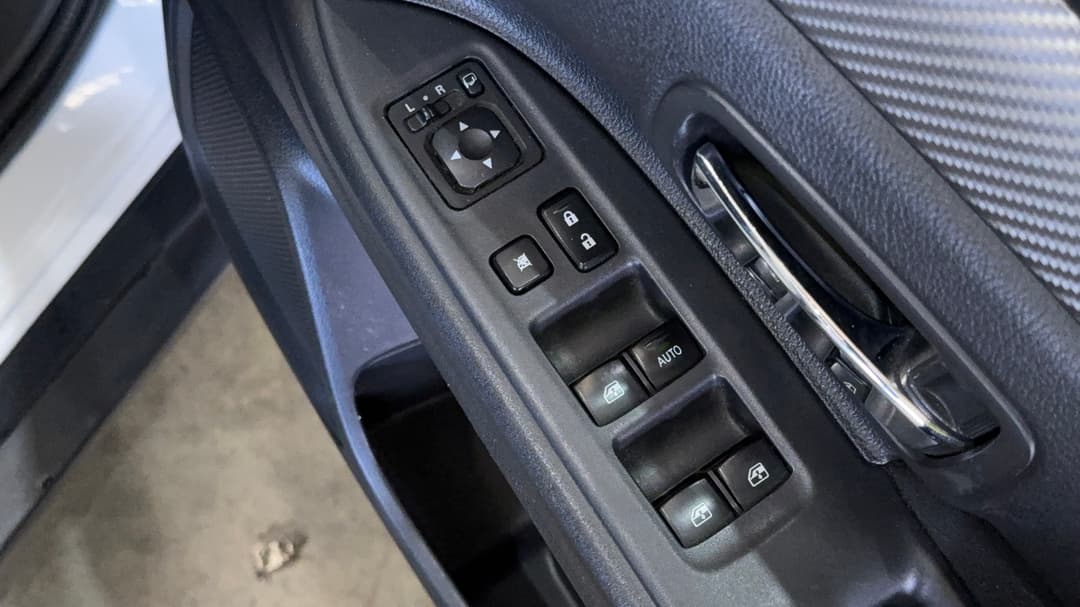 2016 Mitsubishi Outlander Ls (4x4), Automatic, 93604 km, Drivers Side Door Panel Controls