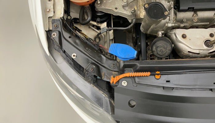 2011 Volkswagen Polo TRENDLINE 1.2L PETROL, Petrol, Manual, 61,229 km, Right headlight - Clamp has minor damage