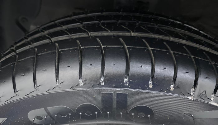 2016 Hyundai Grand i10 SPORTZ 1.2 KAPPA VTVT, Petrol, Manual, 31,348 km, Left Front Tyre Tread