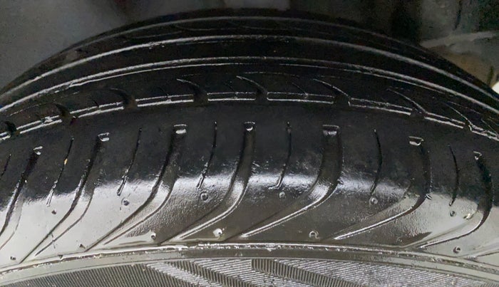 2015 Skoda Rapid 1.5 TDI MT AMBITION, Diesel, Manual, 58,131 km, Right Front Tyre Tread