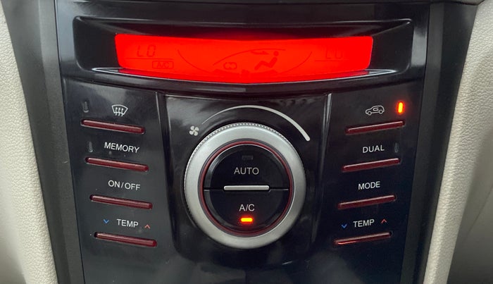 2019 Mahindra XUV300 W8 (O) DIESEL  AT, Diesel, Automatic, 54,795 km, Automatic Climate Control