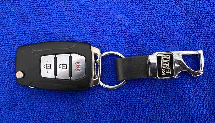 2019 Mahindra XUV300 W8 (O) DIESEL  AT, Diesel, Automatic, 54,795 km, Key Close Up