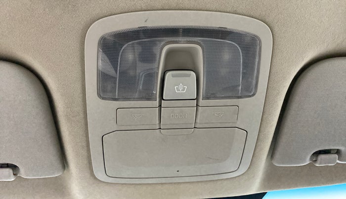 2019 Mahindra XUV300 W8 (O) DIESEL  AT, Diesel, Automatic, 54,795 km, Ceiling - Roof light/s not working