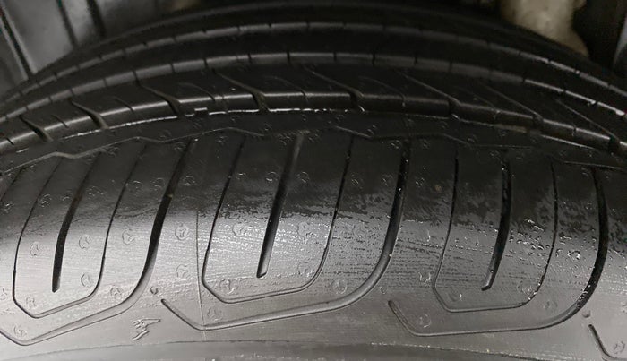 2019 Mahindra XUV300 W8 (O) DIESEL  AT, Diesel, Automatic, 54,795 km, Right Rear Tyre Tread