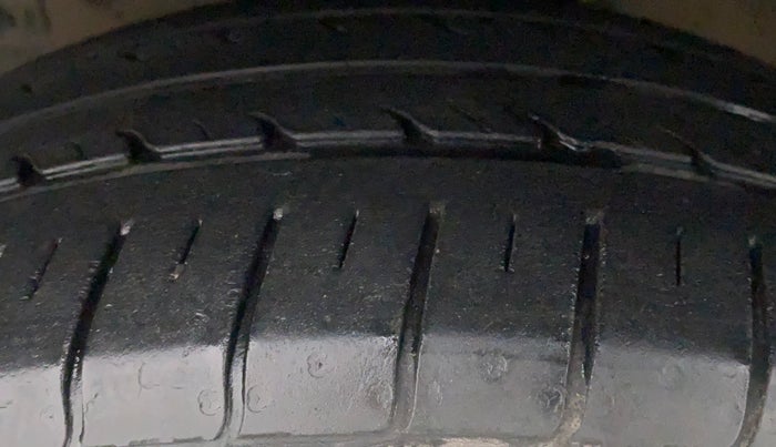 2021 Maruti Ciaz ZETA 1.5 SHVS MT PETROL, Petrol, Manual, 32,694 km, Left Front Tyre Tread