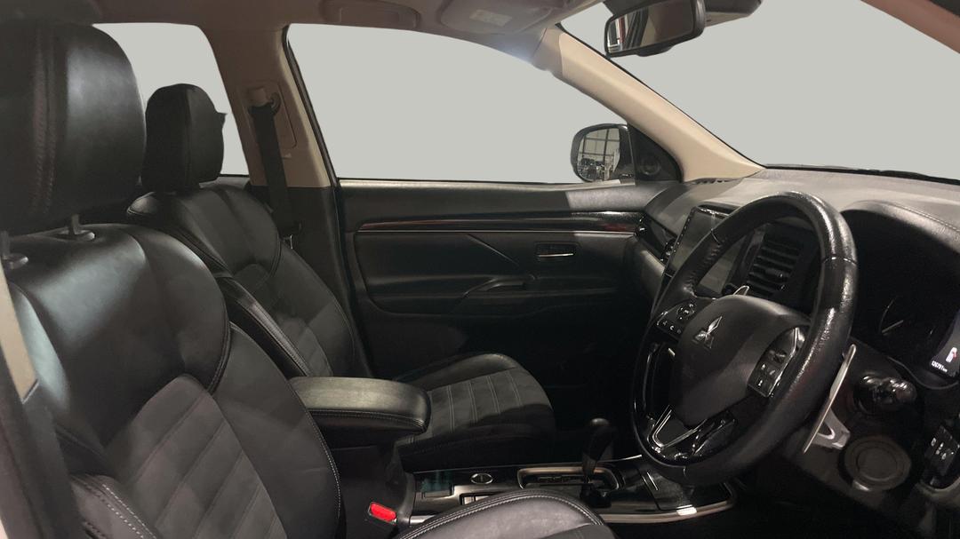 2020 Mitsubishi Outlander Ls 7 Seat (AWD), Automatic, 126791 km, Right Side Front Door Cabin View