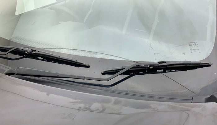 2023 Nissan MAGNITE XV MT, Petrol, Manual, 4,549 km, Front windshield - Wiper blade not fixed properly