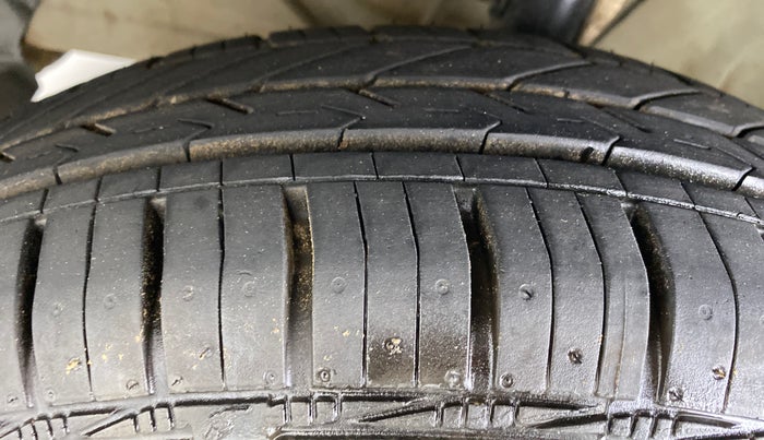 2018 Maruti Dzire VDI, Diesel, Manual, 68,644 km, Left Front Tyre Tread