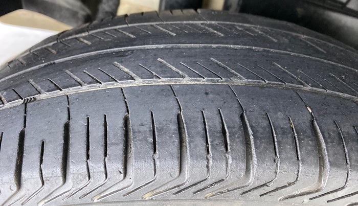 2018 Maruti Dzire VDI, Diesel, Manual, 68,644 km, Right Rear Tyre Tread