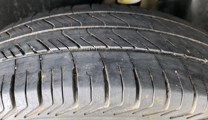 2018 Maruti Dzire VDI, Diesel, Manual, 68,644 km, Left Rear Tyre Tread
