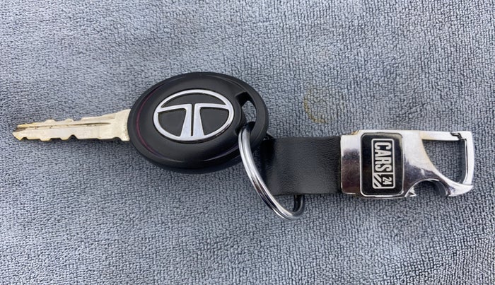 2019 Tata Tiago XT 1.2 REVOTRON, CNG, Manual, 33,308 km, Key Close Up