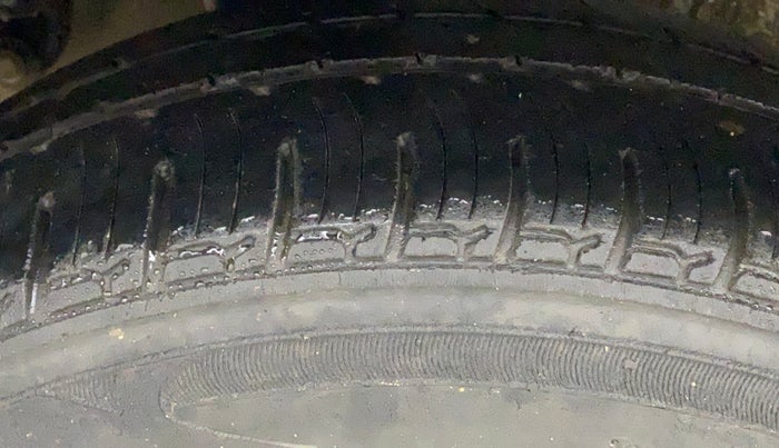 2018 Mahindra KUV 100 NXT K4+ P 6 STR, CNG, Manual, 66,575 km, Right Rear Tyre Tread