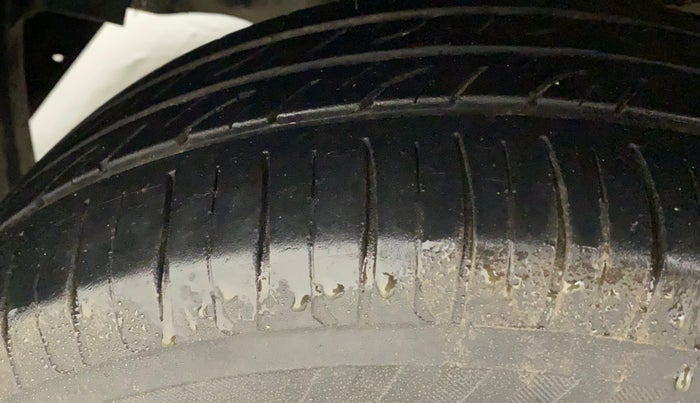 2018 Mahindra KUV 100 NXT K4+ P 6 STR, CNG, Manual, 66,575 km, Left Front Tyre Tread