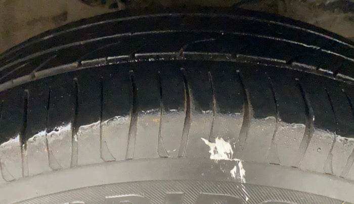 2018 Mahindra KUV 100 NXT K4+ P 6 STR, CNG, Manual, 66,575 km, Right Front Tyre Tread
