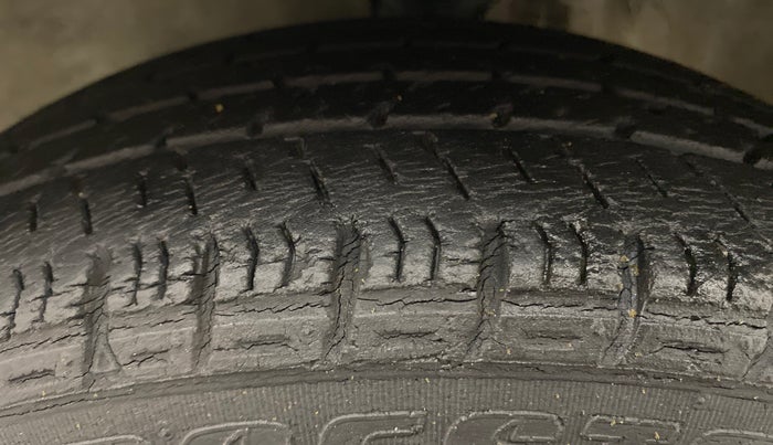 2014 Maruti Alto K10 VXI P, Petrol, Manual, 30,310 km, Left front tyre - Minor crack