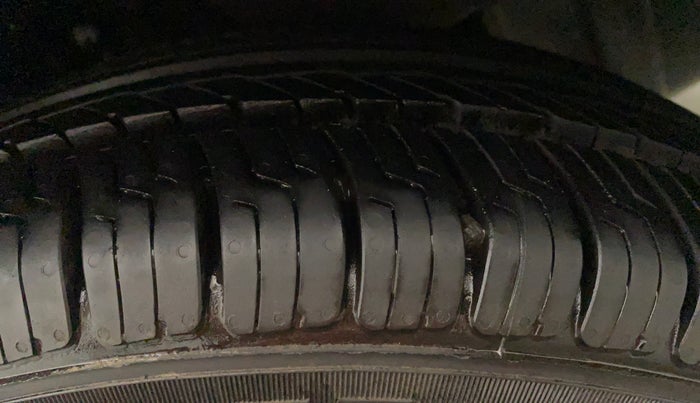 2014 Hyundai i10 MAGNA 1.1, Petrol, Manual, 41,374 km, Left Front Tyre Tread