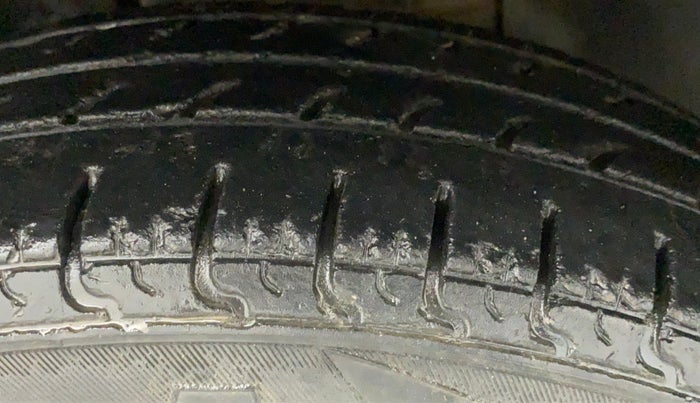 2017 Renault Kwid RXL, Petrol, Manual, 23,150 km, Right Front Tyre Tread