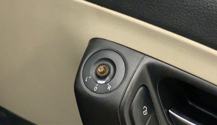 2013 Volkswagen Polo COMFORTLINE 1.2L PETROL, Petrol, Manual, 61,568 km, Right rear-view mirror - ORVM switch has minor damage