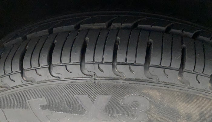 2011 Hyundai i10 MAGNA 1.2, Petrol, Manual, 59,540 km, Right Front Tyre Tread
