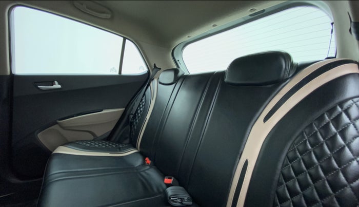 2017 Hyundai Grand i10 SPORTZ (O) 1.2 AT VTVT, Petrol, Automatic, 55,549 km, Right Side Rear Door Cabin