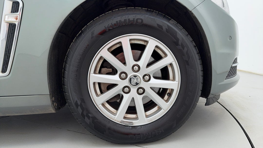 2016 Holden Commodore Evoke, Automatic, 160362 km, Right Front Wheel